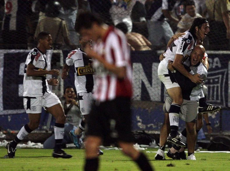 En Per&uacute;, Alianza Lima se hizo fuerte y vapule&oacute; a Estudiantes