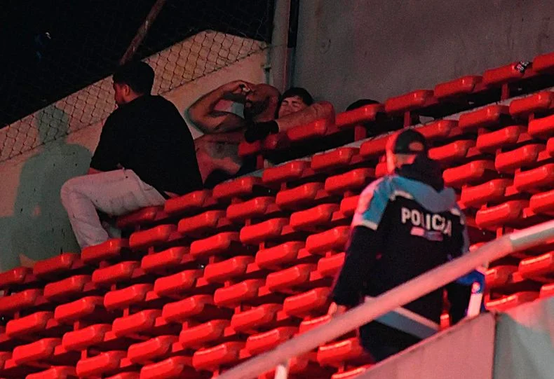 Im&aacute;genes de la batalla en Avellaneda, 18 hinchas chilenos est&aacute;n hospitalizados