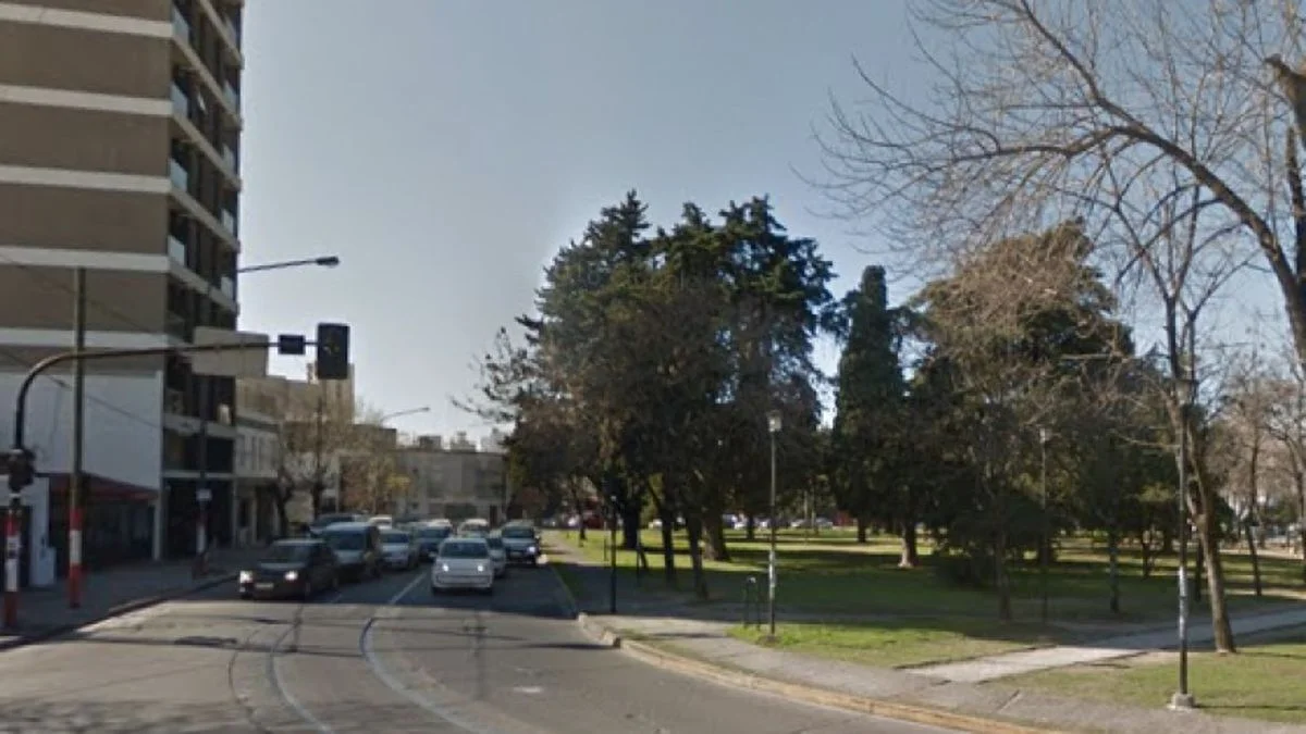Piden quitar los rieles del tranvía de Plaza Azcuénaga