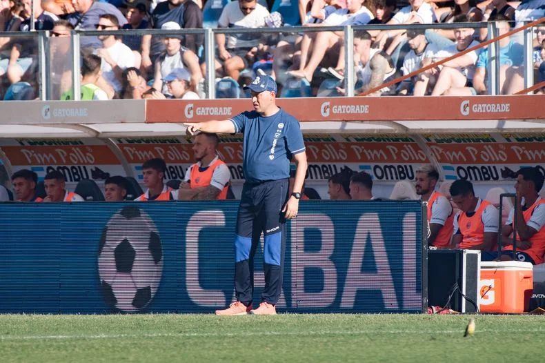 La dirigencia de Gimnasia trabaja para asegurarle dos jugadores a Diego Flores