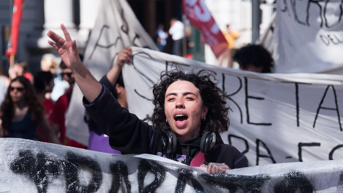 Ruidazo fuera del Rectorado de la UNLP en defensa de la educación pública