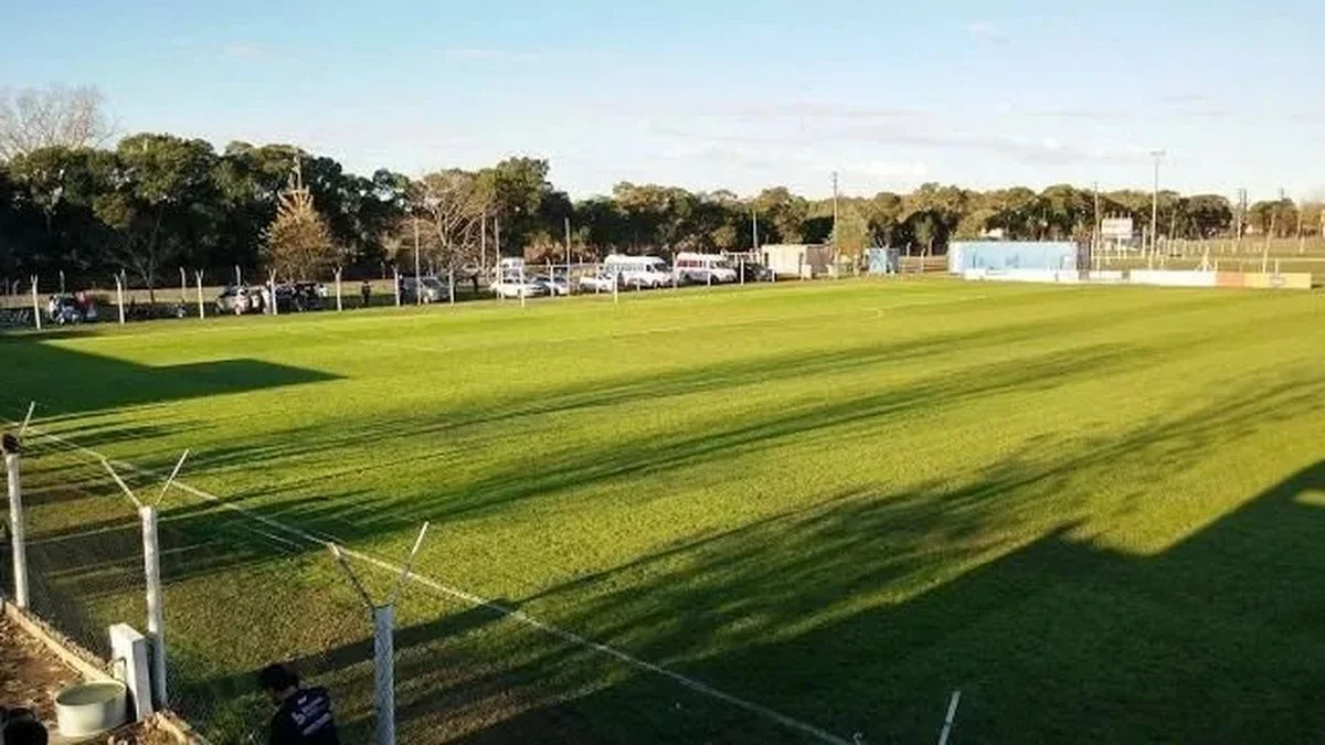 Everton, con el apoyo del Dibu por el sintético