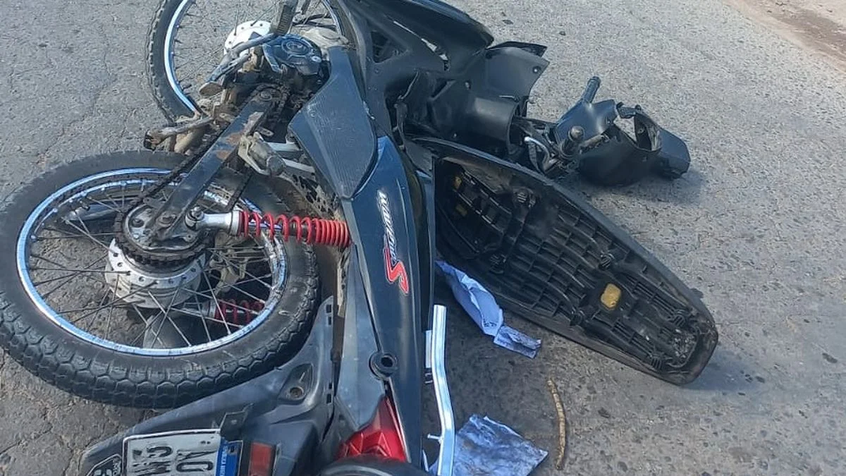 Los Hornos: un motociclista murió tras chocar contra un micro