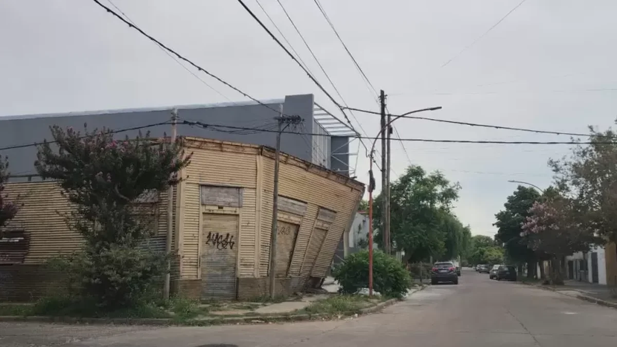 Crece el temor entre vecinos de Berisso por una casa que podría derrumbarse