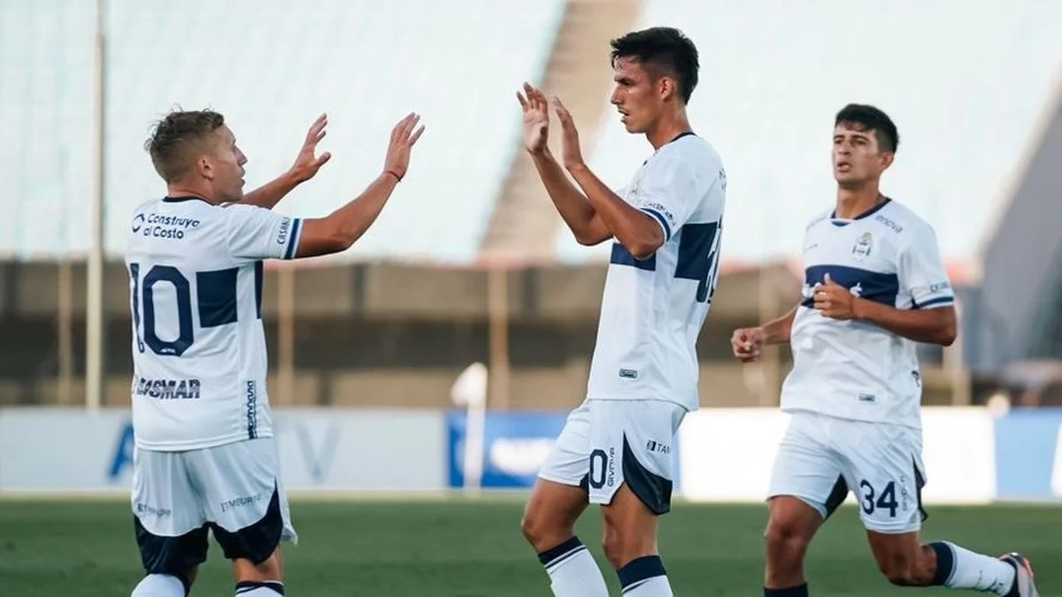 En Gimnasia, Alejandro Orfila impidió la salida de un defensor