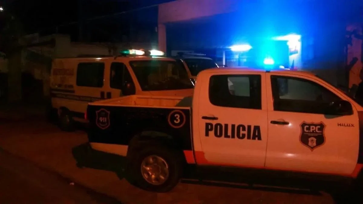 Trío policial amoroso protagonizó un escándalo en una plaza