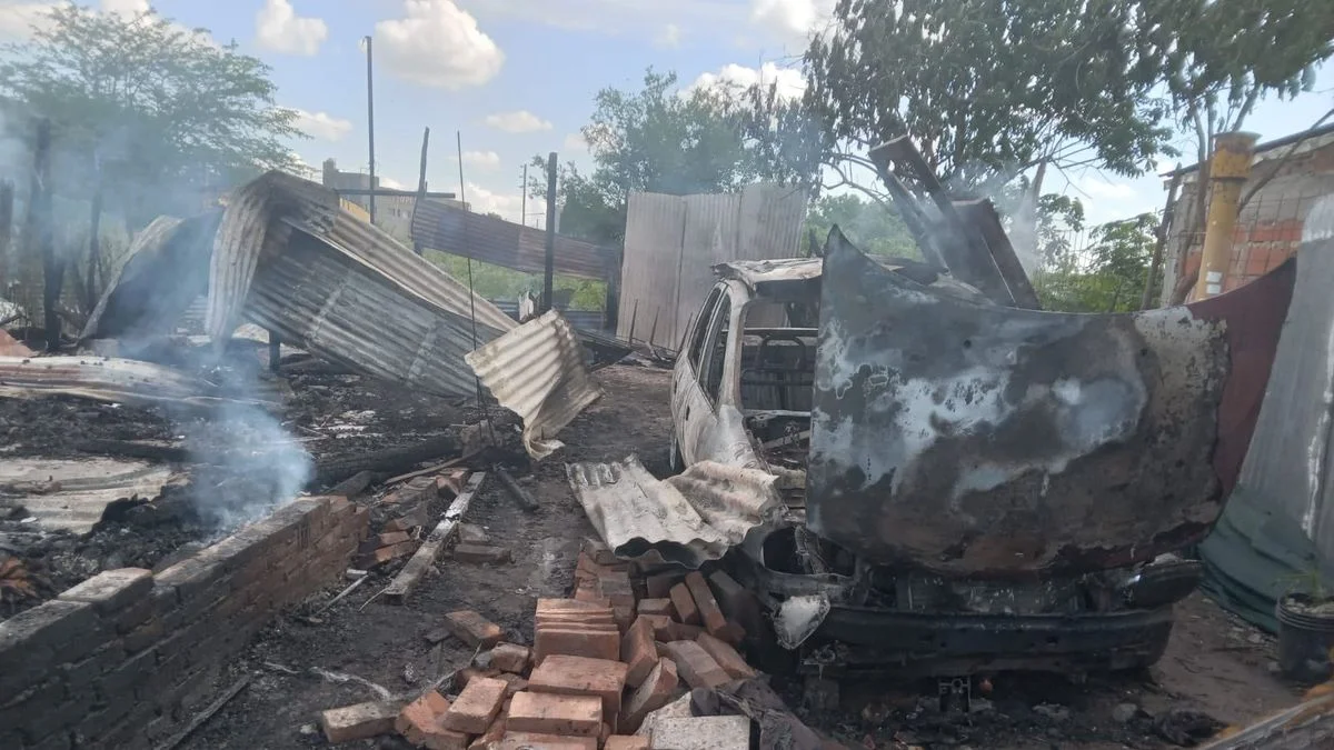 Un incendio destruyó tres viviendas en La Plata