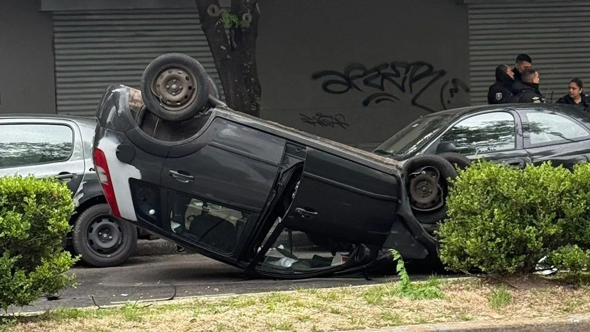 Volcaron en pleno centro platense y terminaron hospitalizados