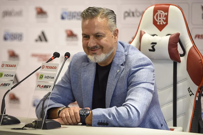 Jorge Boto director deportivo de Flamengo cruzó al arbitraje y a la organización
