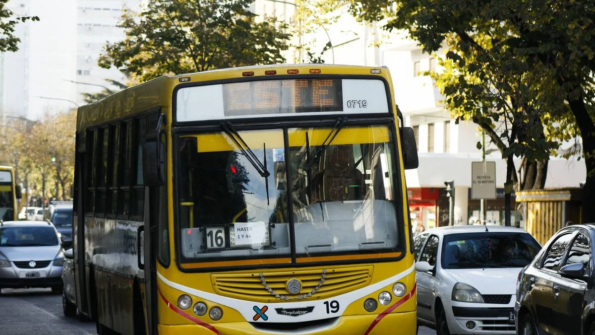 El Gobierno le pidió a la UTA suspender el paro de colectivos