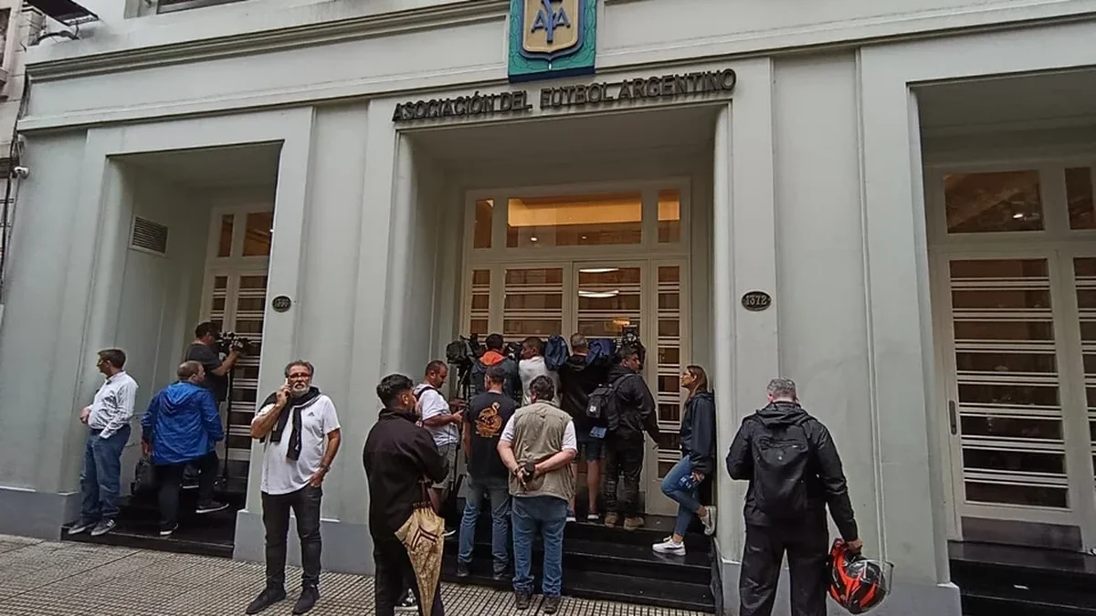 Allanan las sedes de la AFA y una decena de clubes del fútbol argentino