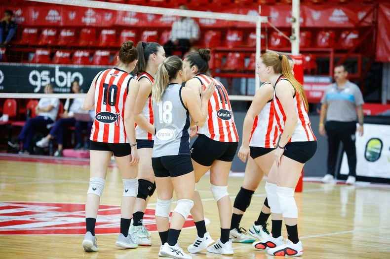 Estudiantes descendió a la Liga Nacional de Vóley tras caer en Córdoba