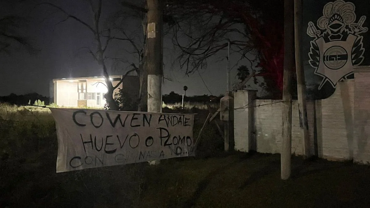 Crisis en Gimnasia: aparecieron banderas con amenazas a Mariano Cowen