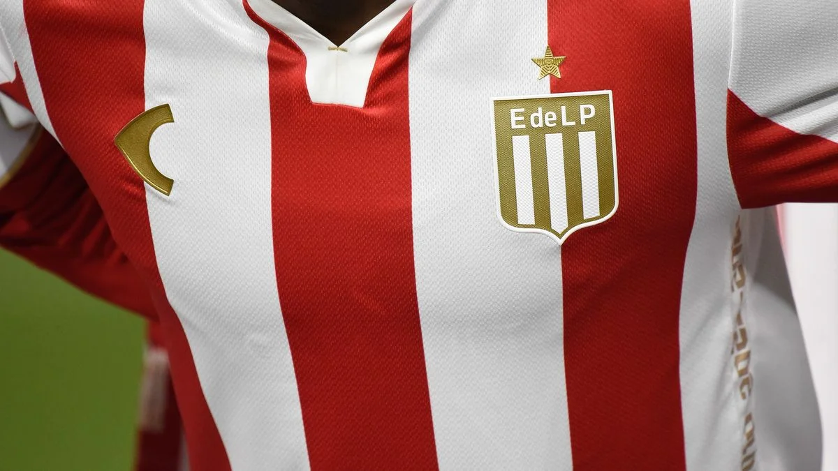 Estudiantes estrenó camiseta y mira a todos desde arriba