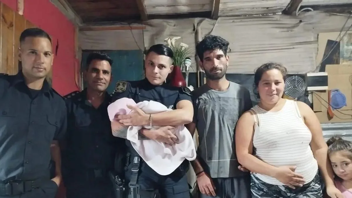 Policías héroes: ayudaron al nacimiento de una beba y uno fue elegido como padrino