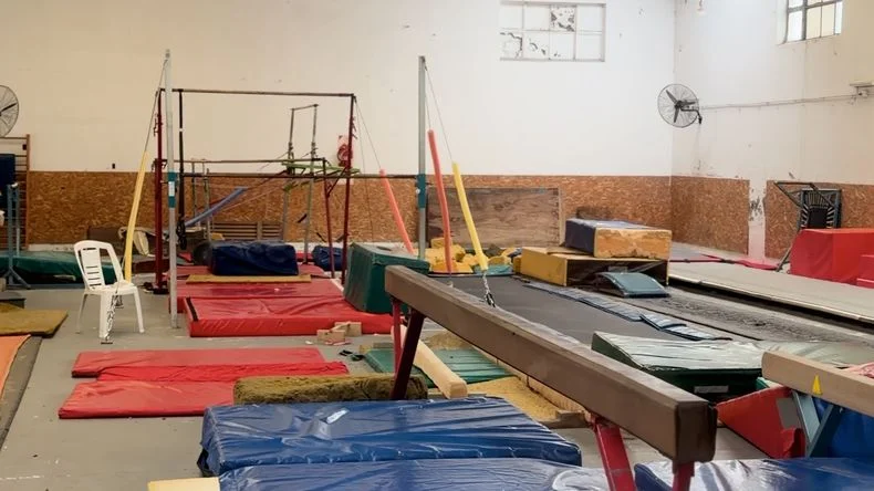 En la sede de Brandsen hay un salón dedicado a la práctica de gimnasia artística