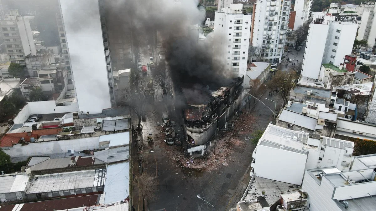 Incendio en La Plata: se derrumbó el depósito y continúa la tensión