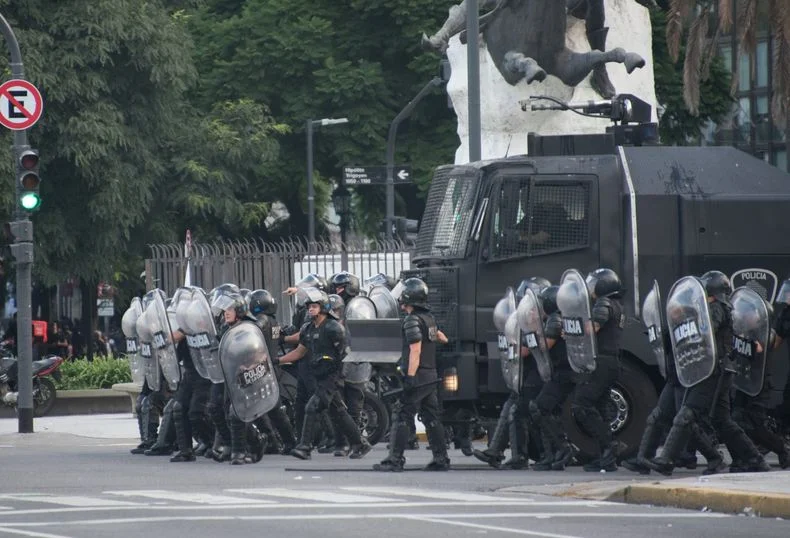 Con camiones hidrantes la policía reprimió a los manifestantes 