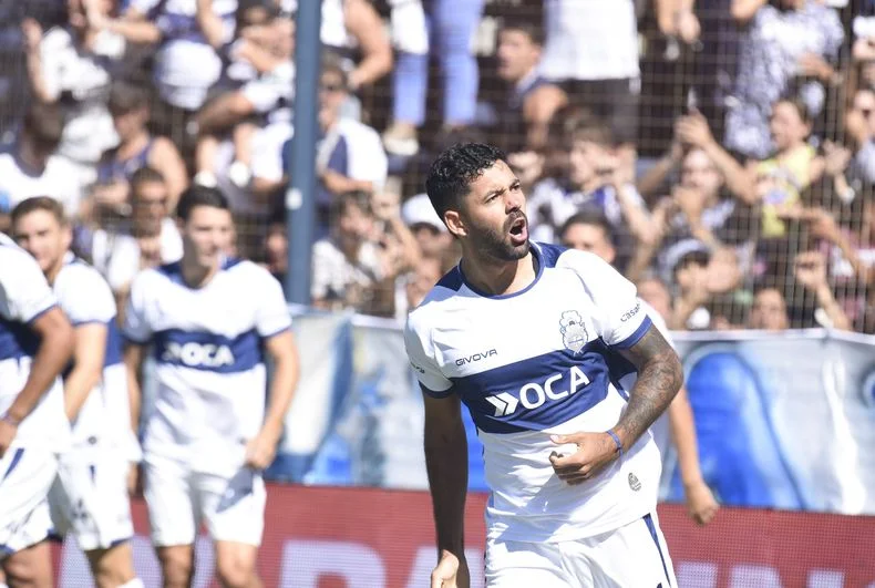 Enzo Mart&iacute;nez festeja su gol en el Bosque, fue h&eacute;roe y villano para Gimnasia