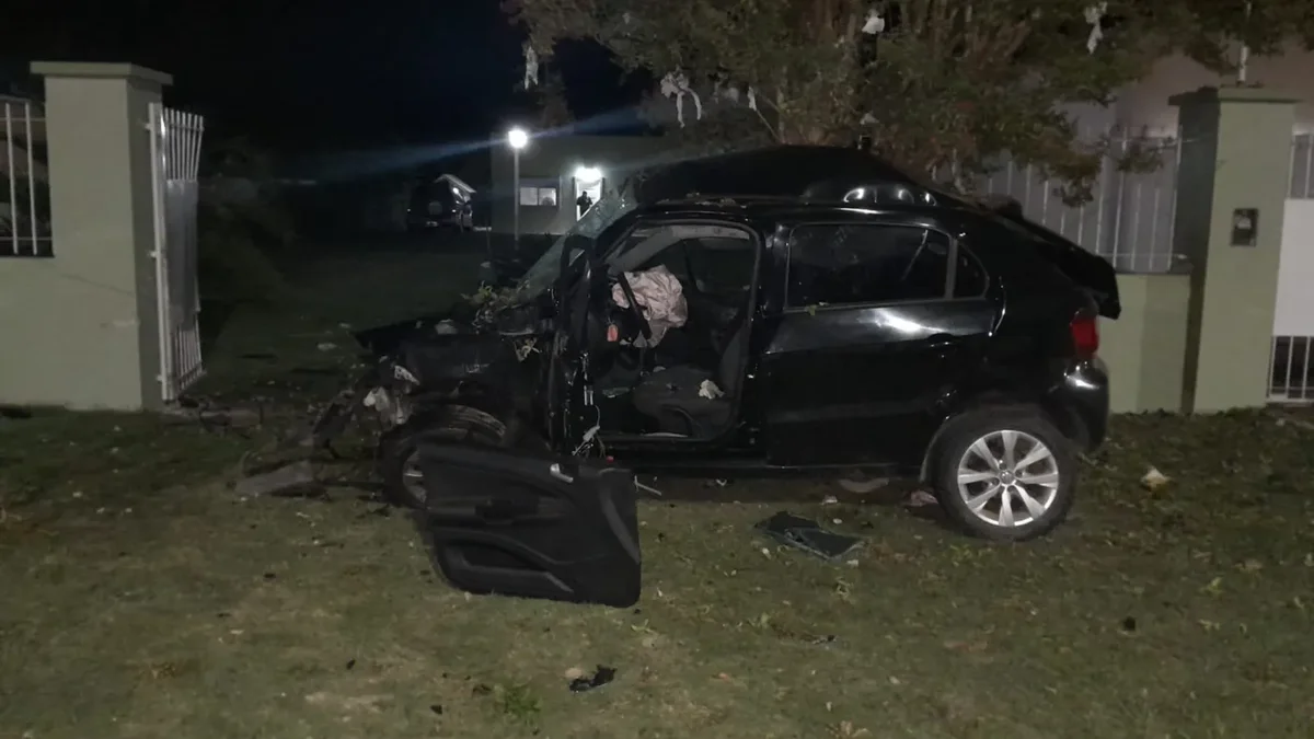 Tragedia en Berisso: un joven de 26 años murió tras chocar contra un paredón