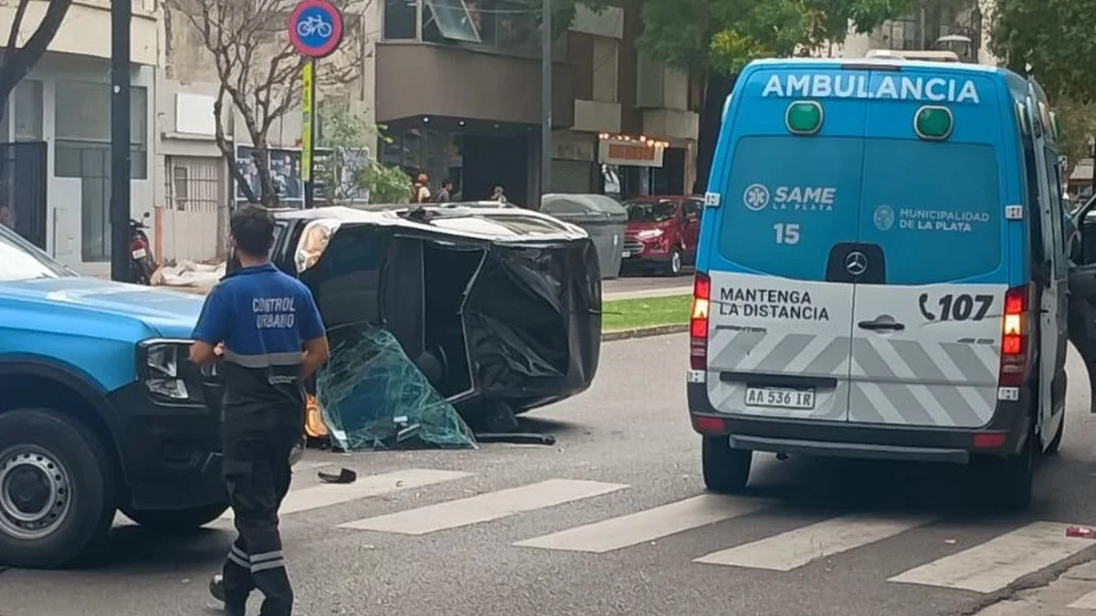 Impactante choque en La Plata: imprudencia, vuelco y demoras a metros del Bosque