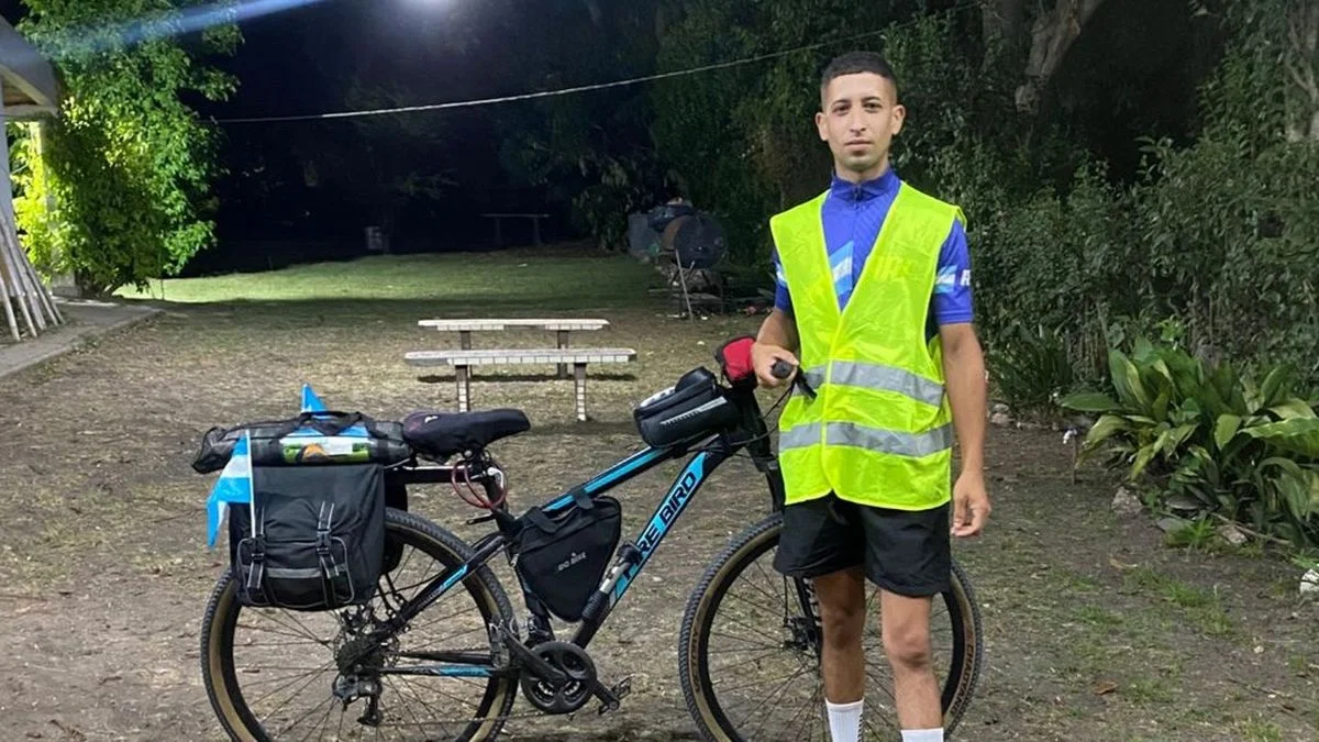 Tiene 23 años y unió La Plata con la Costa Atlántica en bicicleta