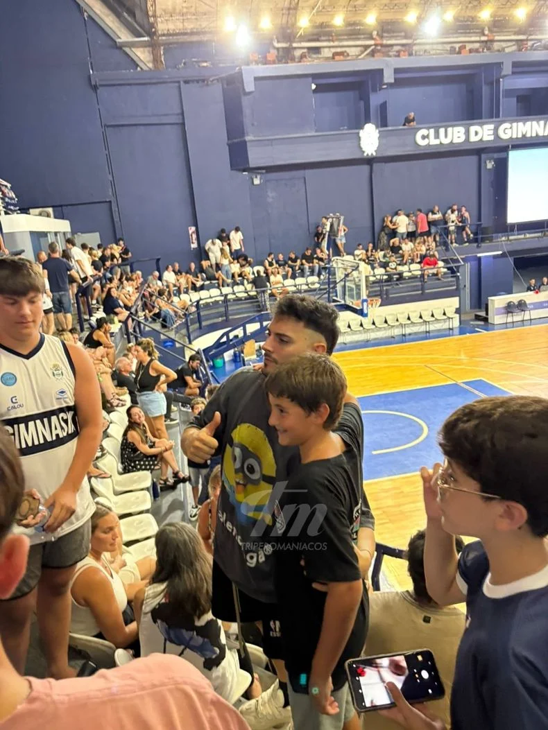 Los ni&ntilde;os de Gimnasia le pidieron fotos a Coscu