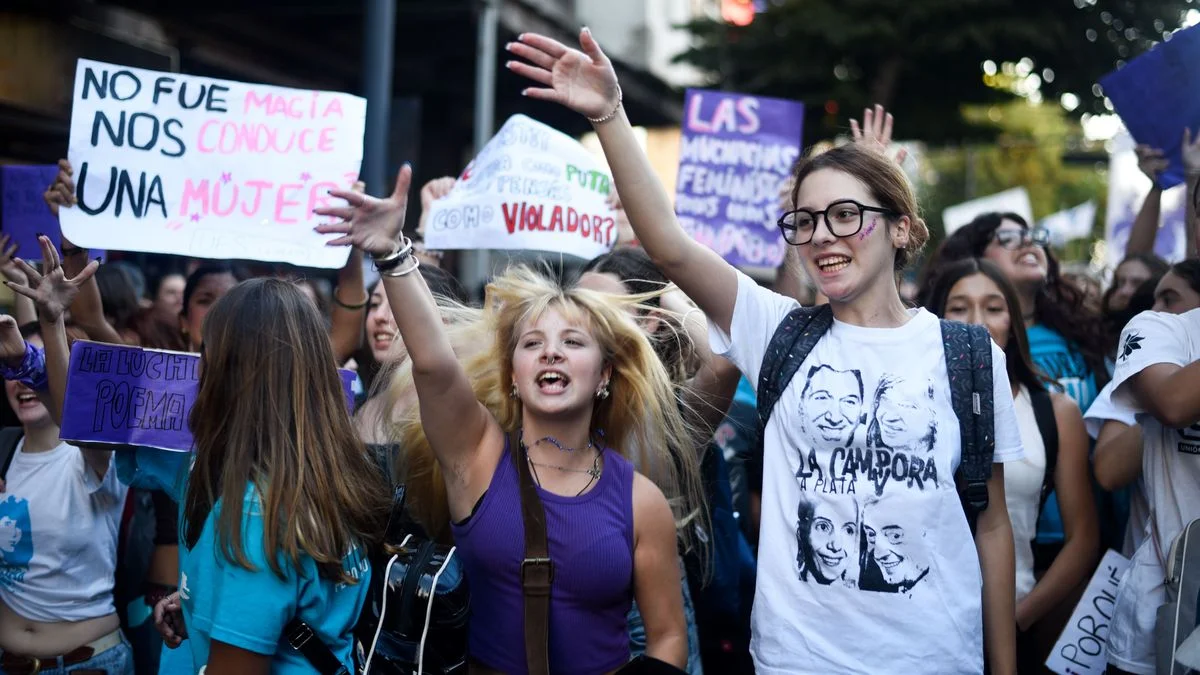 Multitudinaria marcha en La Plata por el 8M