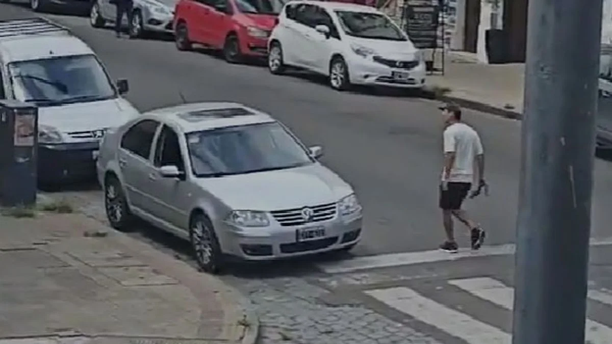 Un motociclista atacó a un hombre por una discusión vial en La Plata