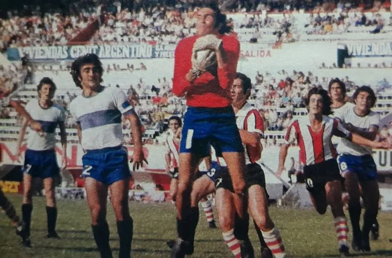 Hugo Gatti durante su paso por Gimnasia enfrentando a River Plate en el Monumental