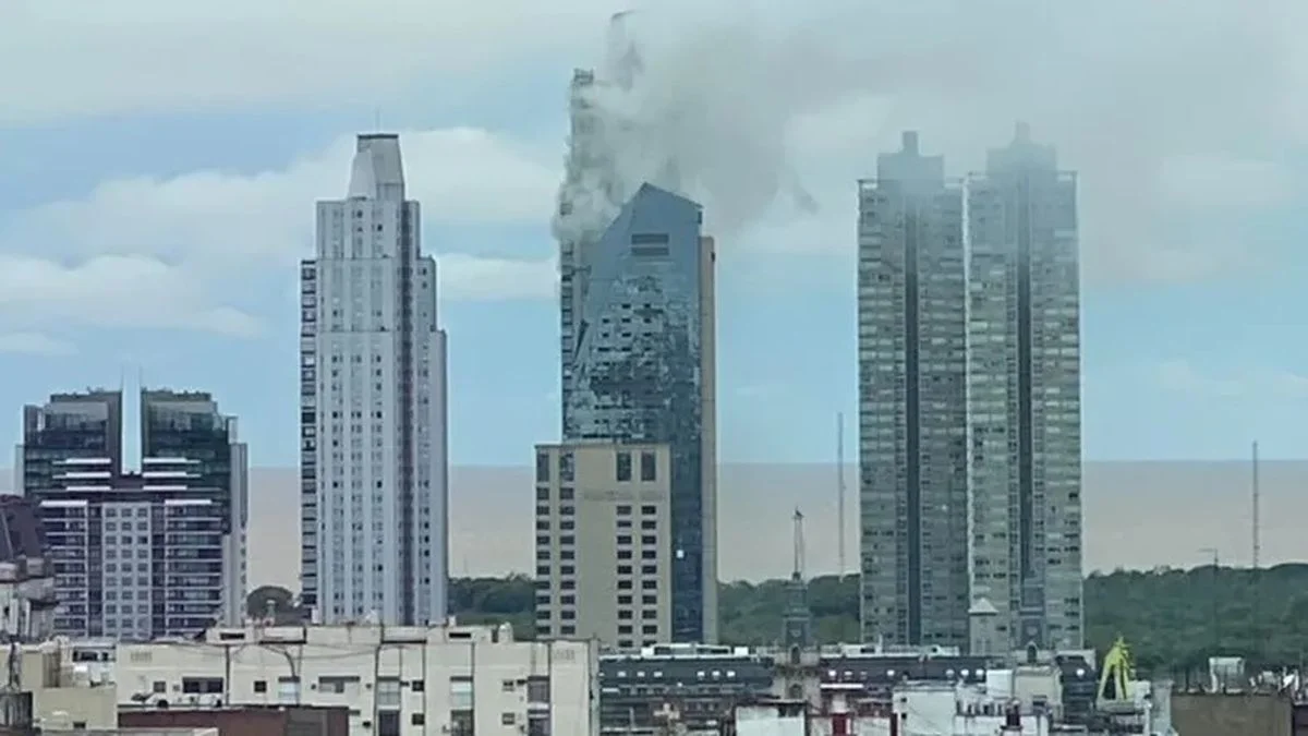 Evacuaron a un exjugador de Estudiantes por un incendio en Puerto Madero