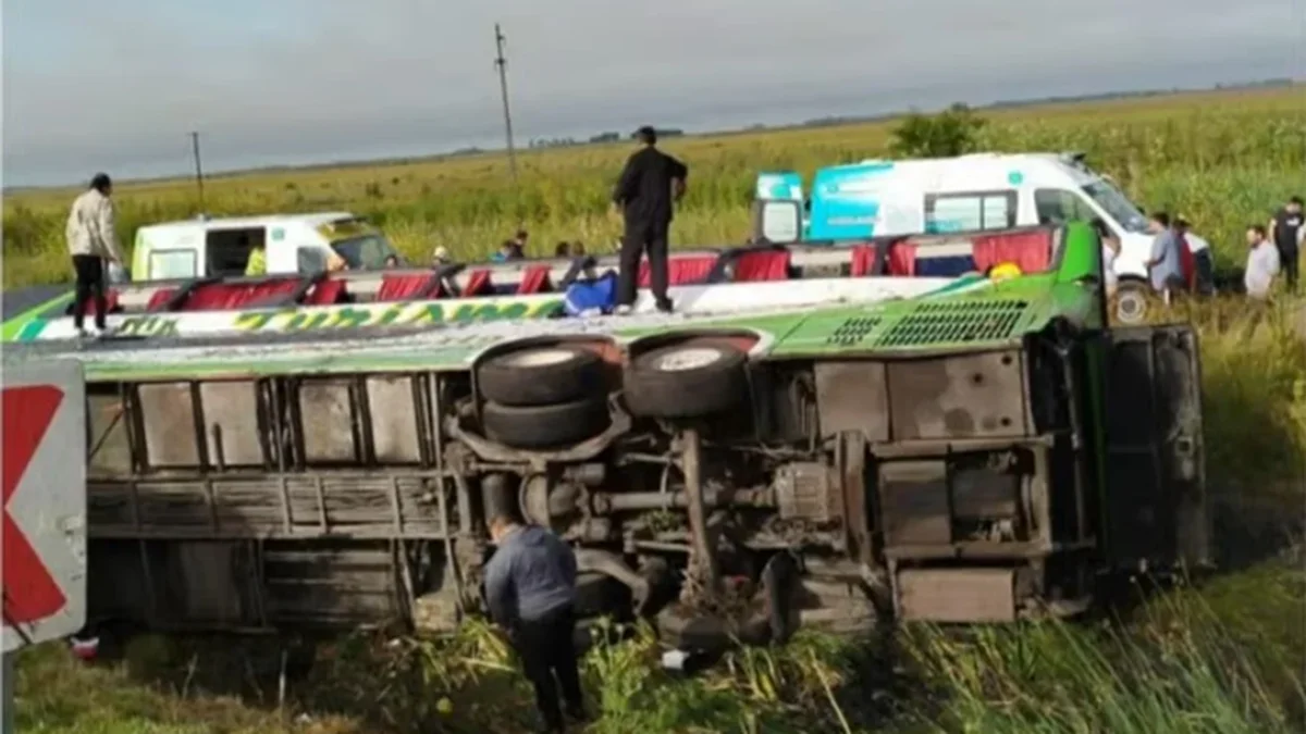 Tragedia en la Ruta 2: dos muertos y varios pasajeros heridos