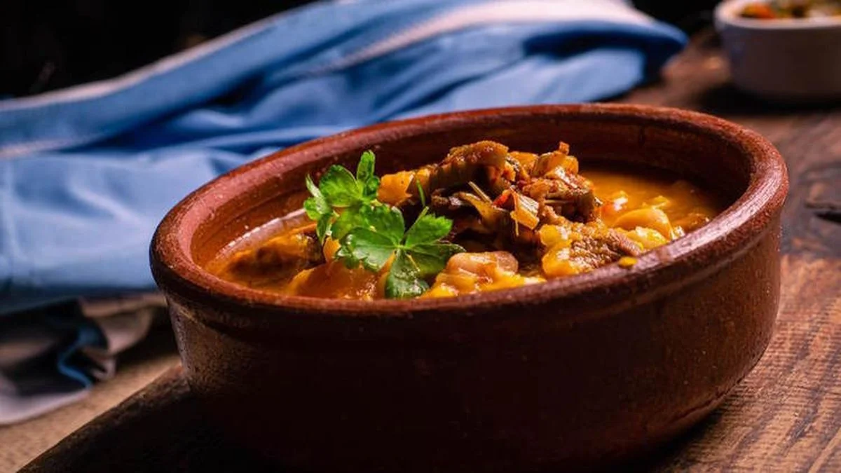 Día de la Patria: dónde comer locro, empanadas y guiso en La Plata este 25 de mayo