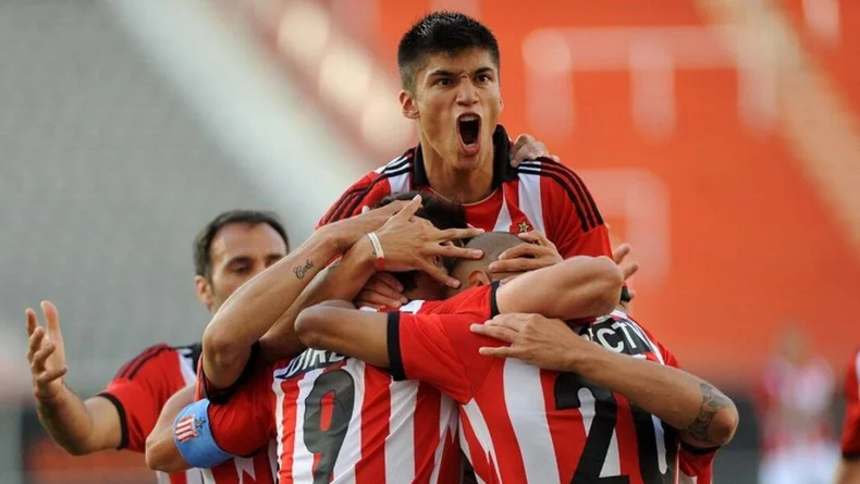 Joaqu&iacute;n Correa vistiendo la camiseta de Estudiantes, el club que lo vio nacer