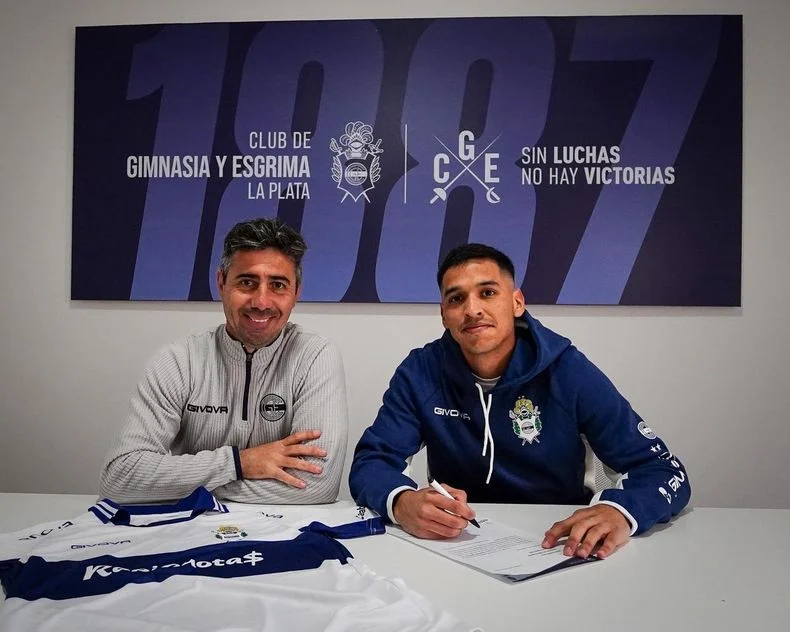 Sebasti&aacute;n Lom&oacute;naco junto a Mariano Messera. El delantero firm&oacute; y entren&oacute; en Estancia Chica
