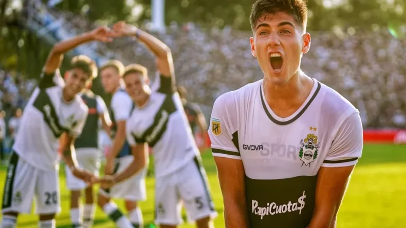Bautista Barros Schelotto celebra el cl&aacute;sico que le gan&oacute; a Estudiantes en 2023 con la camiseta de Gimnasia