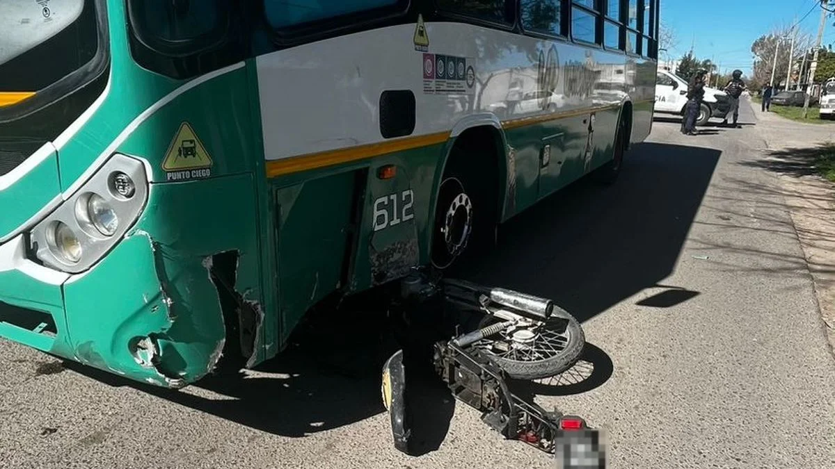 Se registró un violento choque entre un micro y una moto en La Plata