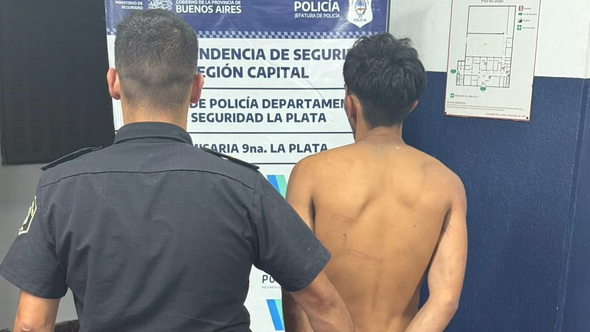 Robó en un kiosco cercano a Plaza Rocha y terminó capturado en un arroyo