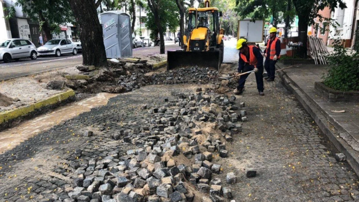 La Plata: la Justicia habilitó la quita de adoquines en 2 plazas importantes