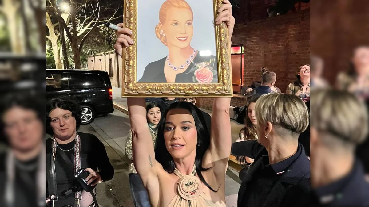 Katy Perry se fotografió con un cuadro de Eva Perón