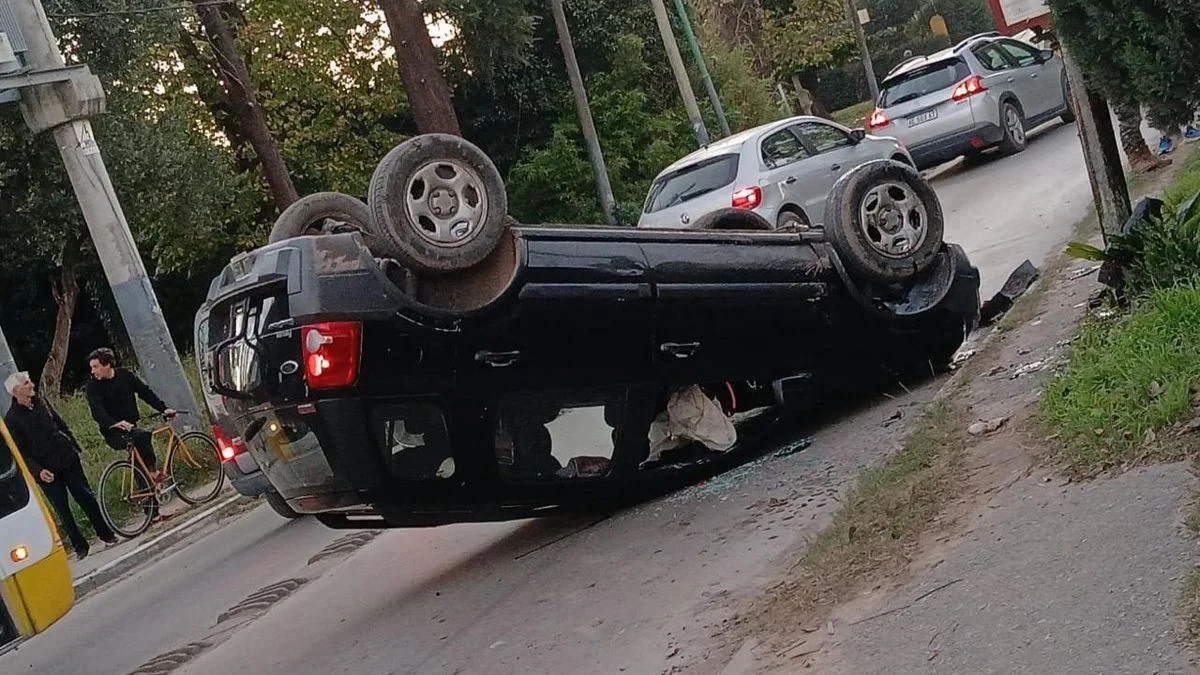 La Plata: volcó su camioneta mientras manejaba junto a sus dos hijos