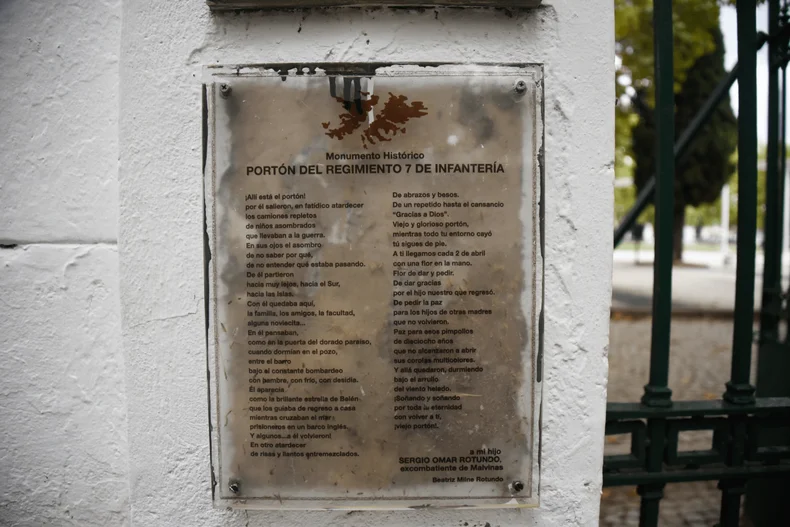 El viejo portón en Plaza Islas Malvinas, vestigio del pasado y recuerdo para el futuro 