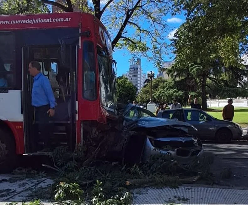 El auto termin&oacute; casi abajo del colectivo&nbsp;