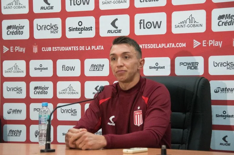 Fernando Muslera en su primera conferencia como jugador de Estudiantes, en City Bell