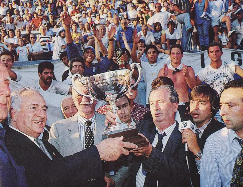 Grondona entrega a Delmar, presidente de Gimnasia, el trofeo de la Copa Centenario&nbsp;