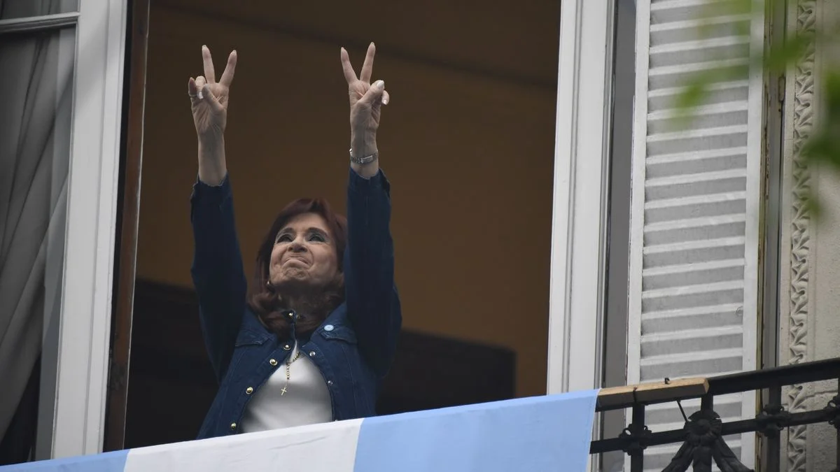 Multitudinaria caravana del peronismo a la casa de CFK