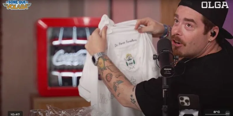 Migue Granados en su programa de hoy, recibiendo la camiseta de Gimnasia