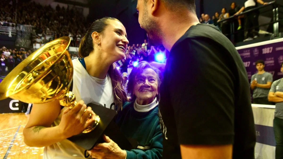 Alicia Casamiquela le entregó el quinto trofeo a Las Lobas