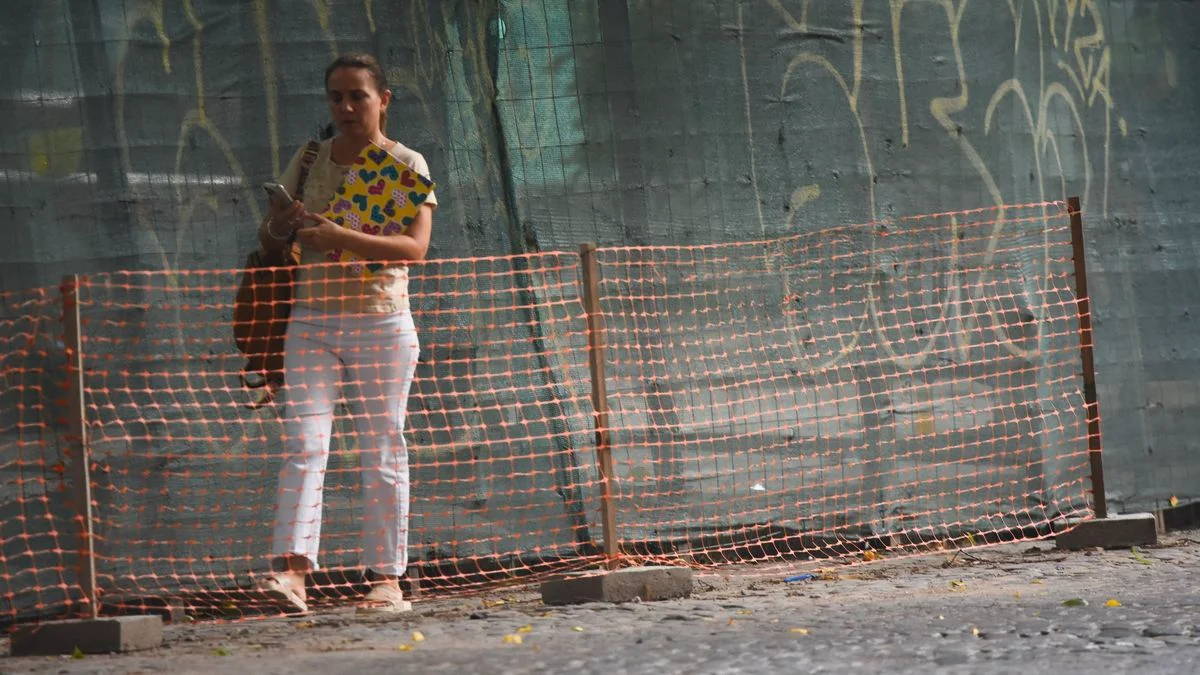 La Plata, a la espera: malestar por la demora en las tres plazas del centro