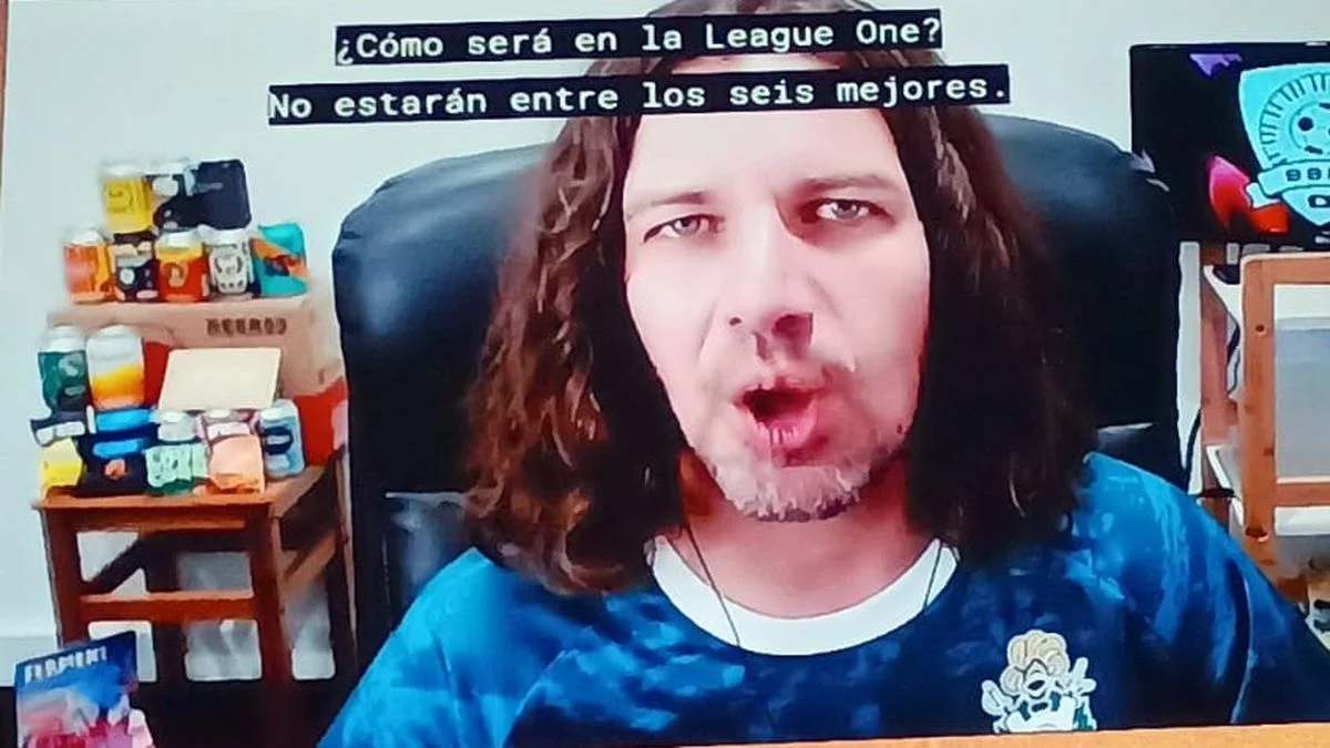 La camiseta de Gimnasia presente en otra de las series del momento